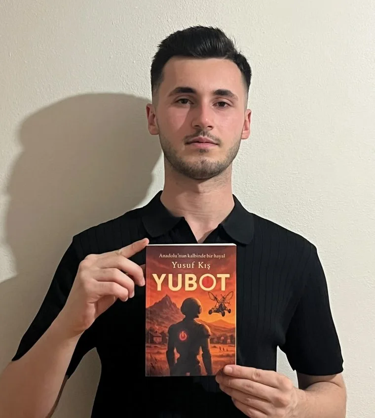 Yazar Yusuf Kış, ilk romanı YUBOT'u elinde tutuyor — MST Yayıncılık yazar röportajı